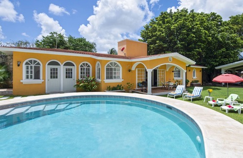 Alfredo V. Bonfil Villa | Big pool, beautiful garden, 6 pax, at a Cozy House in a Country style Villa