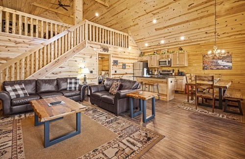 Pittman Center Cabin | Big Savings! Updated Cabin with Screened Hot Tub