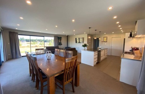 Twizel House | Big Sky, Big View - Family friendly and close to Mt Cook, FREE WIFI
