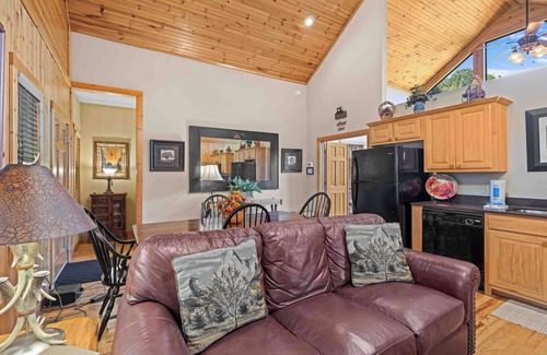 Helen Cabin | Big Sky - Luxury Couple's Cabin with Spectacular Views of Yonah Mountain