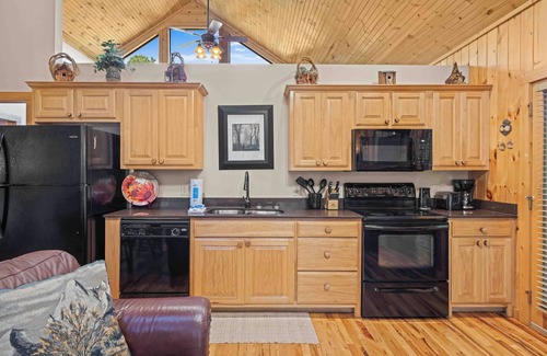 Helen Cabin | Big Sky - Luxury Couple's Cabin with Spectacular Views of Yonah Mountain
