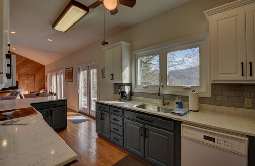 Dillard House | Big Sky Retreat - Incredible Mountain Views! Hike, golf, relax and unplug!