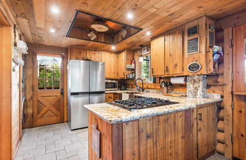 Fawnskin House | Big Tree Lodge | Cozy Cabin w/Firepit, Piano Bar & Deck