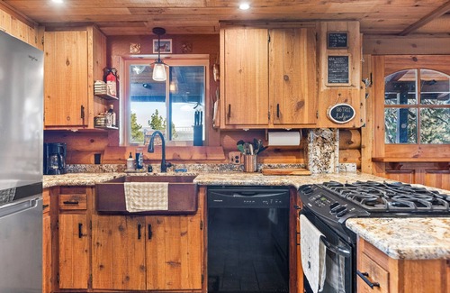 Fawnskin House | Big Tree Lodge | Cozy Cabin w/Firepit, Piano Bar & Deck