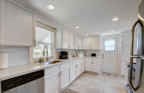 Lake Worth House | Big vacation home with POOL, BBQ - 9min to BEACH