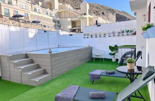 Puerto Rico Apartment | Big Villa Puerto Rico streetfront with private saltwater jacuzzi pool, BBQ, kitchen & 3 terraces near shopping center