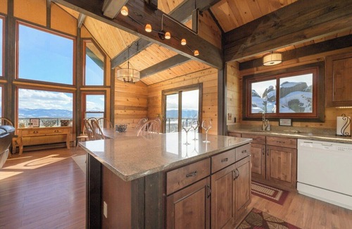 Granby House | BIG Views 4 Bed Home, Pet Friendly + Hot Tub!