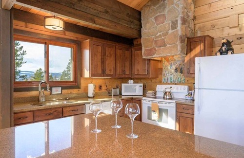 Granby House | BIG Views 4 Bed Home, Pet Friendly + Hot Tub!