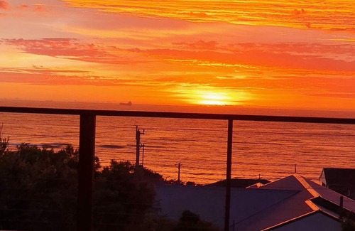 Caves Beach House | Big views, walk beach, whale watching, easy drive from Sydney, family friendly