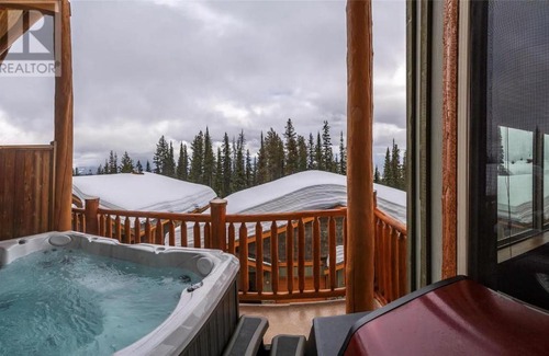Big White Ski Resort Apartment | Big White 2 Bdrm 2 Bath, 12' vaulted ceilings, 70 inch TV, Hot Tub