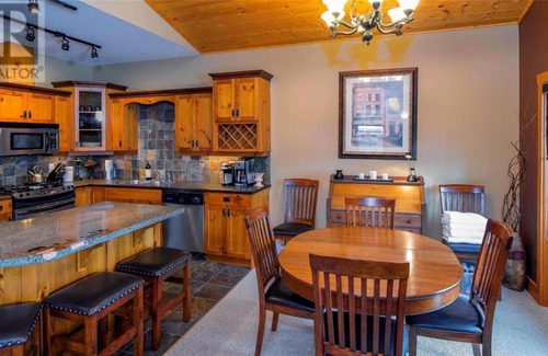 Big White Ski Resort Apartment | Big White 2 Bdrm 2 Bath, 12' vaulted ceilings, 70 inch TV, Hot Tub