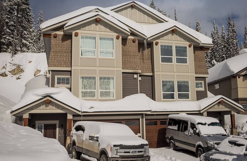 Big White Ski Resort House | BIG WHITE SKI IN SKI OUTnBRAND NEW CABIN SLEEPS 11