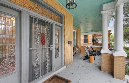 Dixon Park House | Big Yellow Brick House - Victorian District