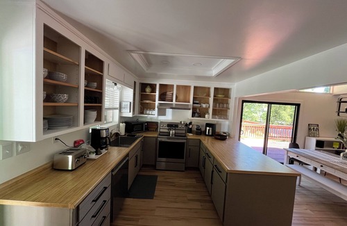 Oakhurst Cabin | Bigfoot Bungalow A charming 2-bedroom cabin with AC, WiFi in peaceful Oakhurst