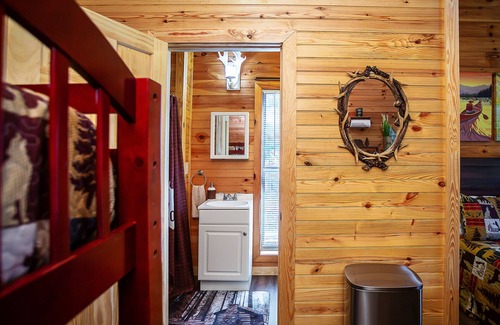 Benton Hotel | Bigfoot Lodge Room Four
