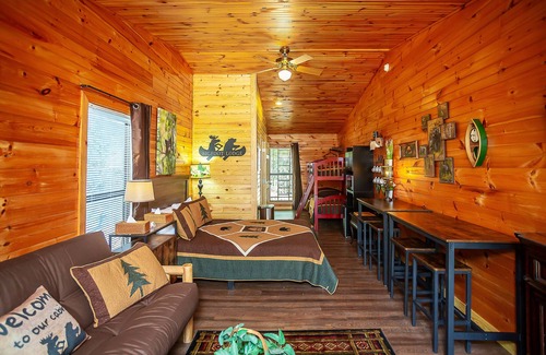 Benton Hotel | Bigfoot Lodge Room One