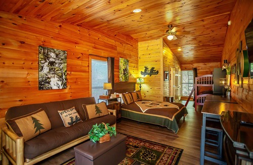 Benton Hotel | Bigfoot Lodge Room One