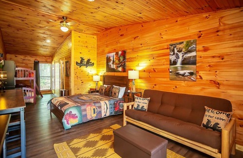 Benton Cabin | Bigfoot Lodge Room Two - Mountain Getaway