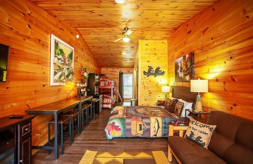 Benton Cabin | Bigfoot Lodge Room Two - Mountain Getaway