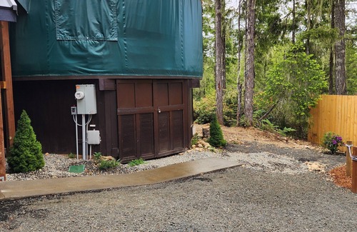 Hoodsport Cabin | Bigfoot's Hideaway! 2 bdrm Cabin & Yurt, Best Location/Lk Cushman, WiFi, Hot tub