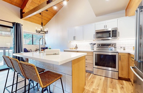 Majestic Pines Condo | Bigwood #45 (2-Bedroom Condo) with Pool by RedAwning