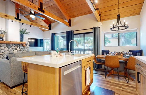 Majestic Pines Condo | Bigwood #45 (2-Bedroom Condo) with Pool by RedAwning