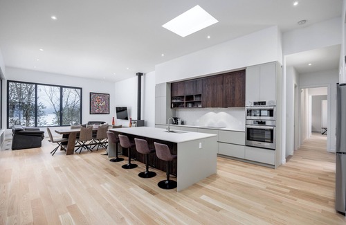 St-Adolphe-d'Howard Ski Chalet | Bijou sur le Lac - 4 bdr., 3 1/2 bath, Spa, Steam, dog, lake front 3,000 sq.ft