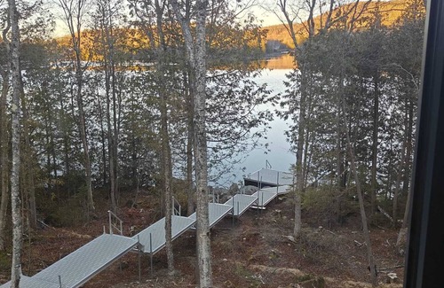 St-Adolphe-d'Howard Ski Chalet | Bijou sur le Lac - 4 bdr., 3 1/2 bath, Spa, Steam, dog, lake front 3,000 sq.ft