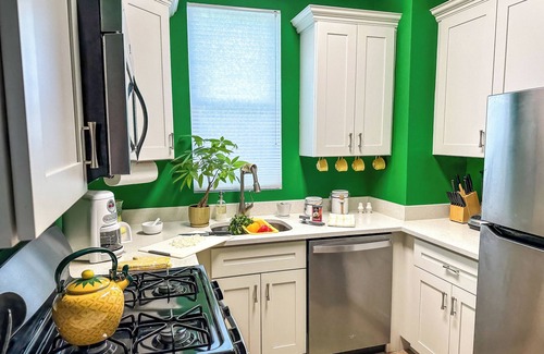 Marshall-Shadeland House | Bike to stadiums, 3-bedroom urban art house in Pittsburgh, kid and pet-friendly.