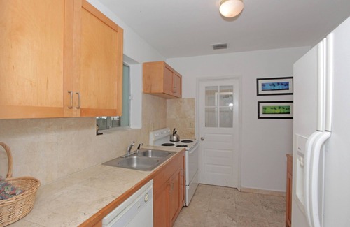 West Avenue Hotel | Bikini Lodge