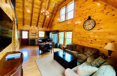 Rogers Cabin | Billabong Cabin RRG-LUX-Hot tub-Central Location