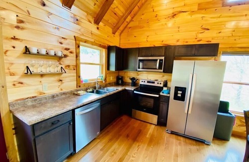 Rogers Cabin | Billabong Cabin RRG-LUX-Hot tub-Central Location