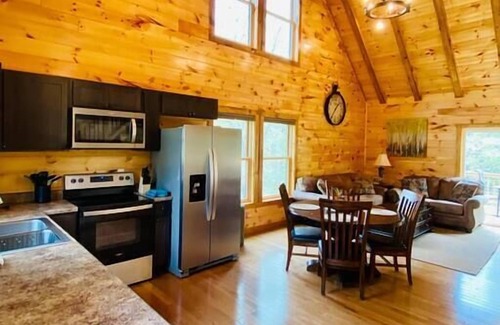 Rogers Cabin | Billabong Cabin RRG-LUX-Hot tub-Central Location
