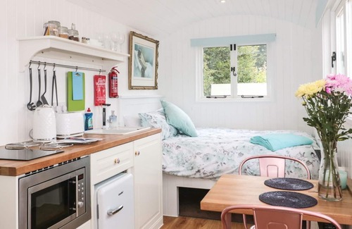 New Forest District Cottage | BILLABONG, romantic, with a garden in Ringwood