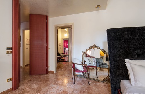 Citta Antica Apartment | Billie's Flat RED - art & design apt in Verona historic centre