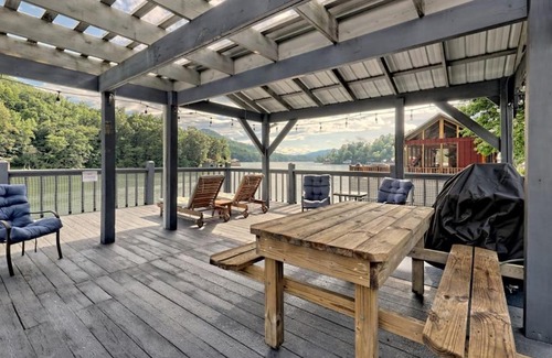 Clayton House | Bills Bungalow on Lake Burton with Top Dock and Patio