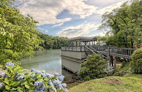 Clayton House | Bills Bungalow on Lake Burton with Top Dock and Patio