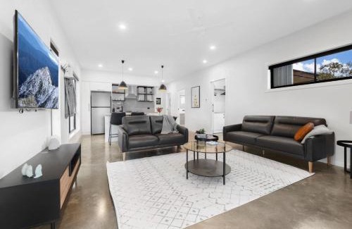Hill Top House | Billy Button Retreat