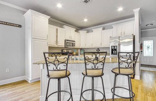 Biloxi Condo | Biloxi Condo w/Community Pool ~ Half-Mi to Beach!