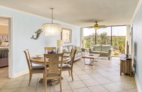 Biloxi Apartment | Biloxi Condo with Pool Access - Steps to Beach!
