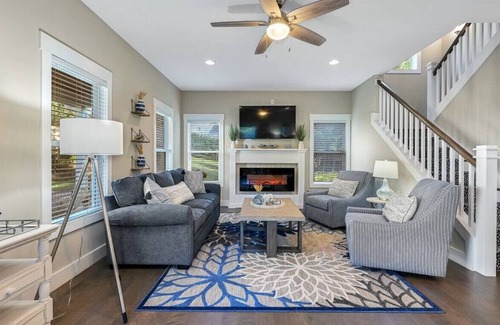 Oakley House | Biltmore Mountain Retreat Minutes from the Village