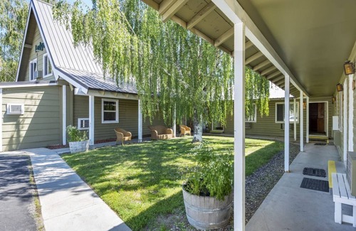 Cascade House | Birch Glen Lodge Studio: Mountain Getaway with Sauna