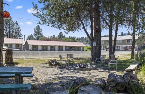 Cascade House | Birch Glen Lodge Studio w Firepit & Sauna. Feel at Home