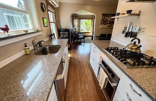 Seattle House | Birch Tree Cottage - 3 Bed 2 Bath Vacation home in Seattle