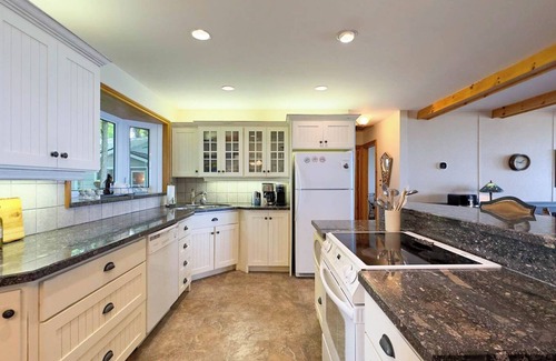 Central Huron Cottage | Birchcliff-Lakefront View King bed Central Air AC