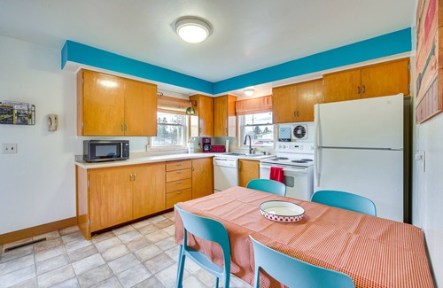 Mikana Cottage | Birchwood Cottage with Red Cedar Lake Access!