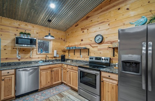 Fort Payne Cabin | Bird House-woodsy getaway w/hot tub & fire pit
