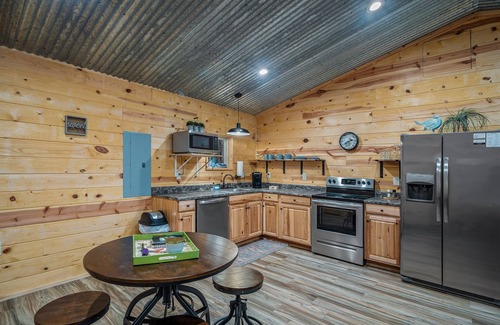 Fort Payne Cabin | Bird House-woodsy getaway w/hot tub & fire pit