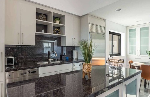 Mid-Wilshire House | Bird Street Home minutes away from Sunset Strip
