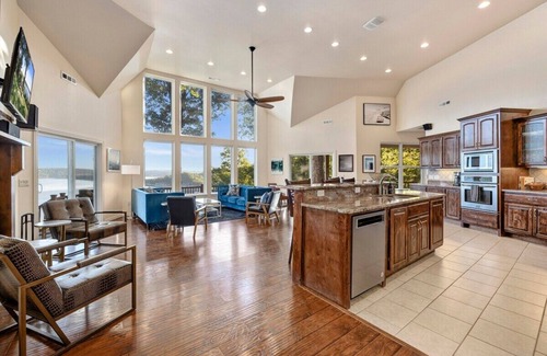 Rogers House | Birds Eye Retreat -10 acres on Beaver Lake-Hot Tub